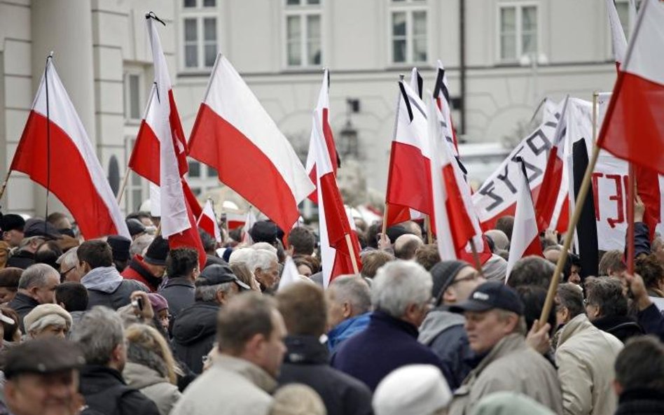 Kto stoi za ulicznym patriotyzmem?!