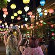 Turystka robi zdjęcie smartfonem na starówce w Hoi An w prowincji Quảng Nam w Wietnamie