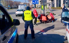 Funkcjonariusze, którzy pierwsi dotarli na miejsce wypadku, natychmiast zajęli się rannym rowerzystą