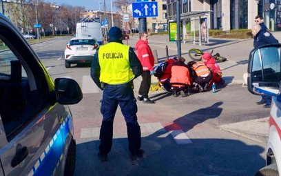 Funkcjonariusze, którzy pierwsi dotarli na miejsce wypadku, natychmiast zajęli się rannym rowerzystą