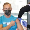 W środę w punkcie na PGE Narodowym drugą dawkę szczepionki przeciw Covid-19 otrzymał Cezary Pazura, 