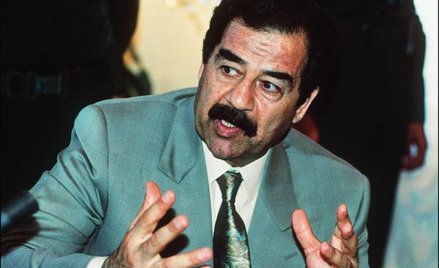 Saddam Husajn zerka na Kuwejt