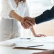 Z danych UN Women wynika, że w ujęciu światowym zarabiają one aż 20 proc. mniej niż mężczyźni.
