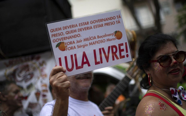 Mężczyzna z hasłem "Uwolnić Lulę" na karnawałowej paradzie w Rio de Janeiro