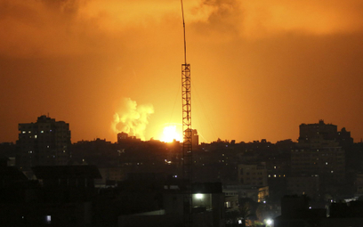 Łuna nad Strefą Gazy po izraelskim ataku powietrznym