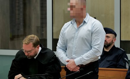 Adwokat Jan Waszkiewicz (L) i oskarżony Paweł K. (2L) na sali rozpraw Sądu Okręgowego w Zamościu