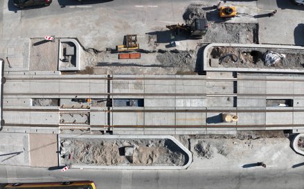 Z lotu drona lepiej widać zaprojektowane przejazdy na wysokości Złotej i Sienkiewicza