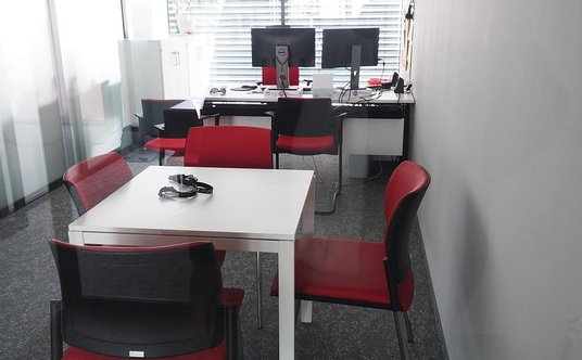 Gabinety kierowników oddzielają tylko szklane ściany