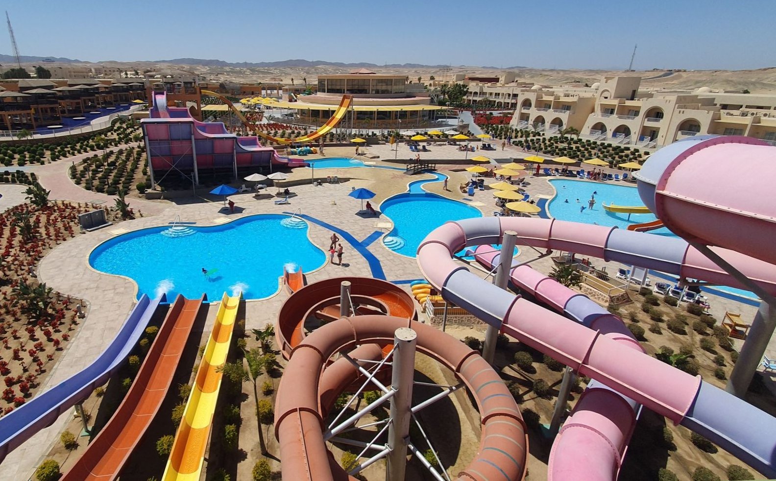 Deszczowa pogoda zagoniła Polaków do biur podróży. Ceny ulubionych kierunków skoczyły