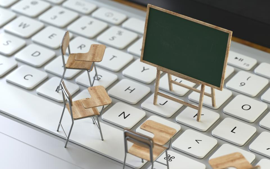 Czy szkolenia przez internet można rozliczyć kartą podatkową - interpretacja podatkowa