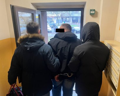 Zatrzymany 36-letni mężczyzna został doprowadzony do komisariatu policji