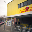Koronawirus: wysoka kara za dostawienie kasy na kółkach w Biedronce