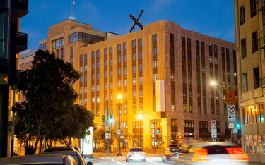 W ramach rebrandingu Twittera na jego siedzibie w San Francisco umieszczono symbol „X”. W nocy świec