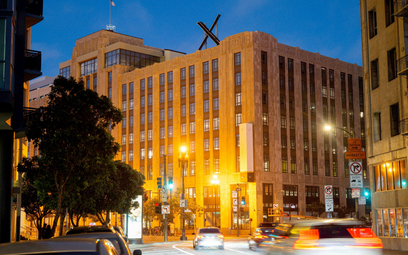 W ramach rebrandingu Twittera na jego siedzibie w San Francisco umieszczono symbol „X”. W nocy świec