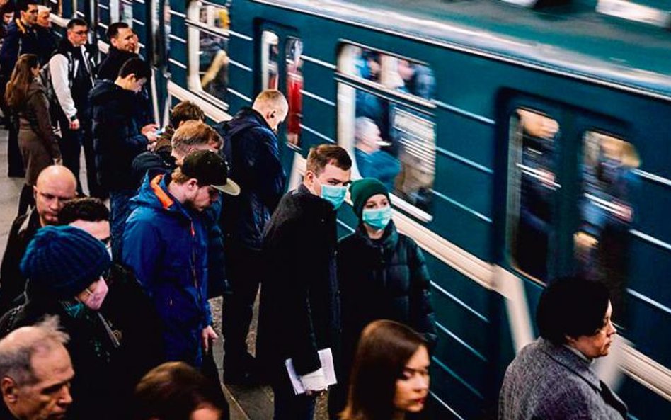 Moskiewskie metro w godzinach szczytu. Władze rosyjskiej stolicy apelują o niekorzystanie z transpor