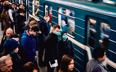 Moskiewskie metro w godzinach szczytu. Władze rosyjskiej stolicy apelują o niekorzystanie z transpor