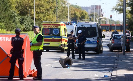 Miejsce tragicznego wypadku przy u. Woronicza w Warszawie, 13 bm. Samochód osobowy wjechał w przysta