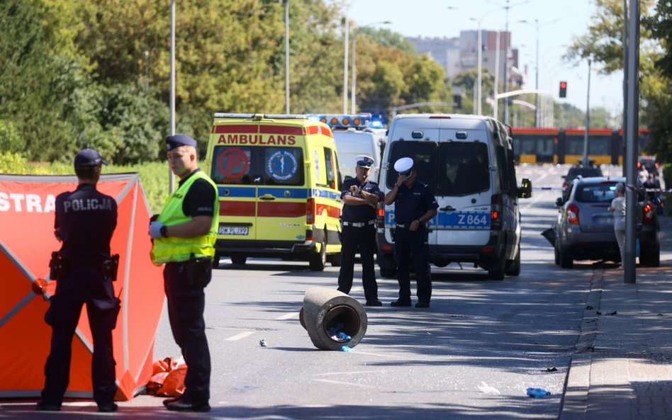 Miejsce tragicznego wypadku przy u. Woronicza w Warszawie, 13 bm. Samochód osobowy wjechał w przysta