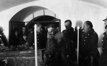 Marszałek Piłsudski dekoruje krzyżem Virtuti Militari trumnę mjra Stanisława Radziwiłła. Nieśwież, 1