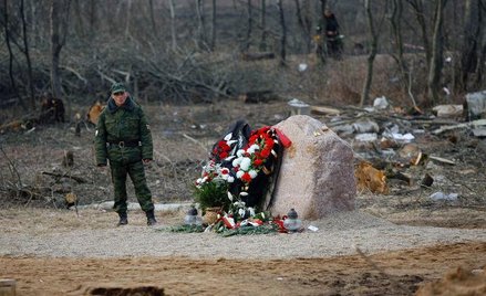 Pamiątkowy kamień ustawiony w miejscu katastrofy pod Smoleńskiem
