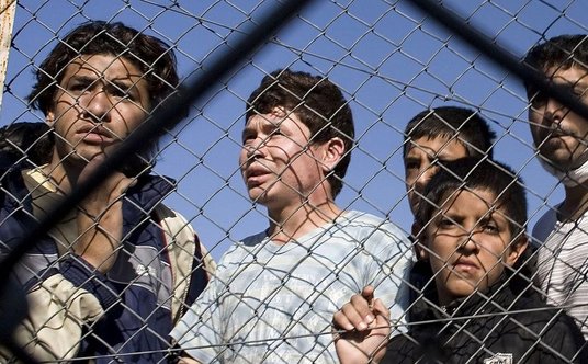 Imigranci to kłopotliwy temat, przed wyborami lepiej więc o nich milczeć. Problem relokacji może jed