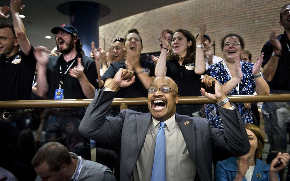 Członkowie NASA cieszący się, że sonda New Horizons dotarła do planety karłowatej. To największy pos
