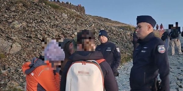 Policja skontrolowała turystów na Śnieżce. Posypały się mandaty