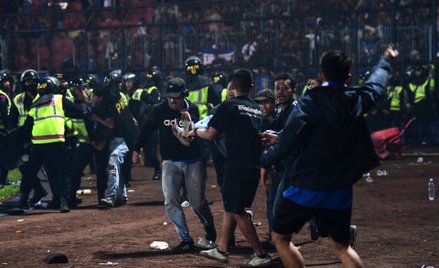 W wyniku paniki, jaka wybuchła na indonezyjskim stadionie, zginęło co najmniej 125 osób