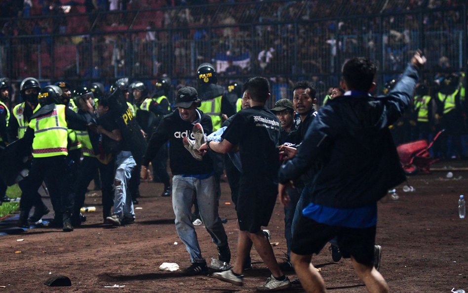 W wyniku paniki, jaka wybuchła na indonezyjskim stadionie, zginęło co najmniej 125 osób