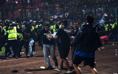 W wyniku paniki, jaka wybuchła na indonezyjskim stadionie, zginęło co najmniej 125 osób