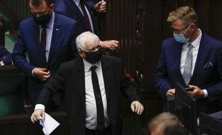 Sondaż: PiS traci minimalnie, kilka mandatów poniżej większości