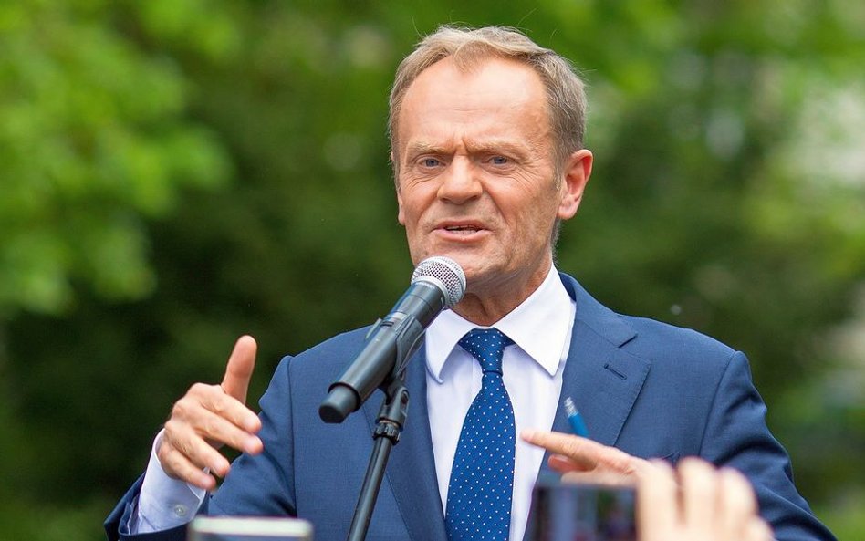 Tusk: Poczta powinna dostarczyć maseczki zamiast kart do głosowania