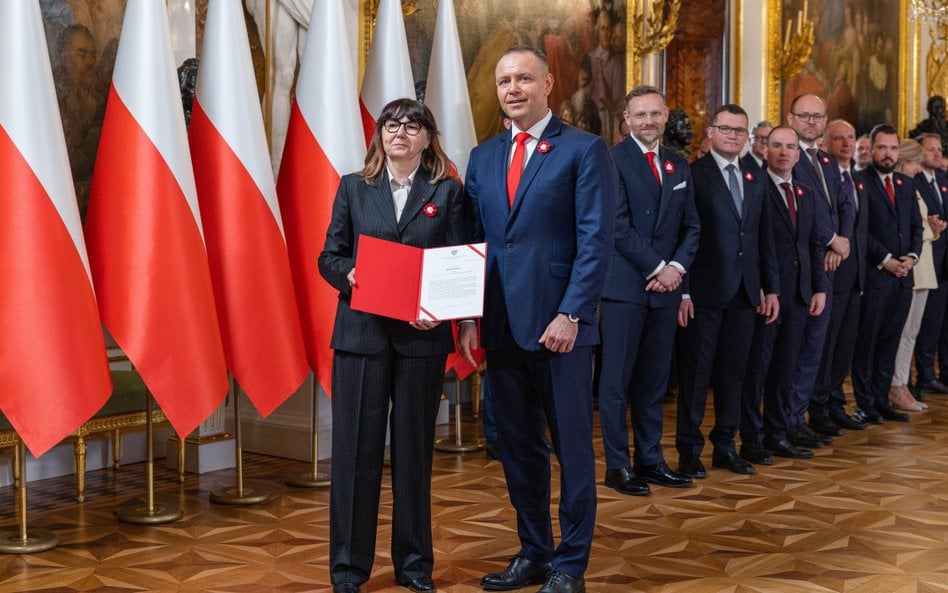 Święto Narodowe Trzeciego Maja. Prezydent Karol Nawrocki (P) i sędzia Barbara Piwnik (L) podczas uro