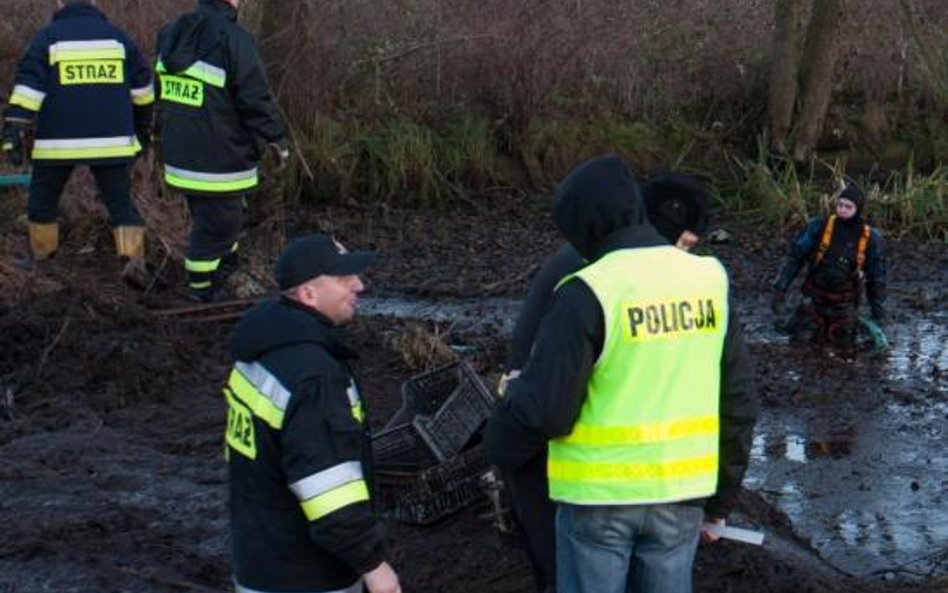 Policjanci szukali zabitych dzieci z Hipolitowa także w miejscowym stawie