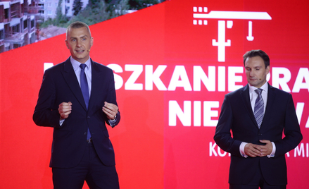 Wiceminister rozwoju i technologii Tomasz Lewandowski (P) oraz prezydent Włocławka Krzysztof Kukucki