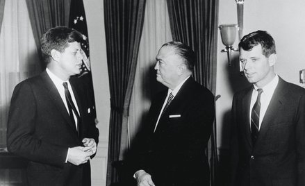 Pierwsza wizyta prokuratora generalnego Roberta Kennedy’ego (pierwszy z prawej) i dyrektora FBI J. E