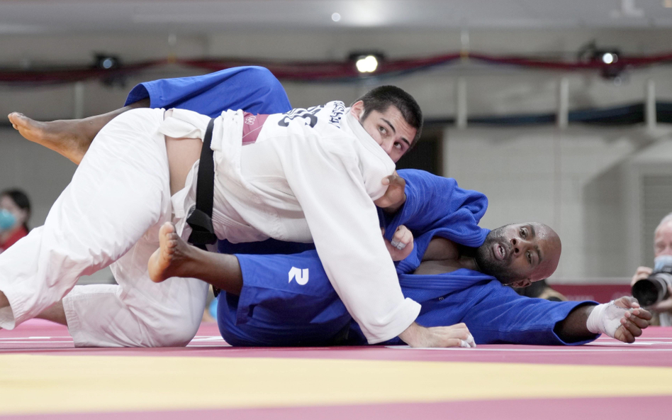 Tamierłan Baszajew (biały strój) to brązowy medalista olimpijski z Tokio. Rosjanin pokonał tam franc