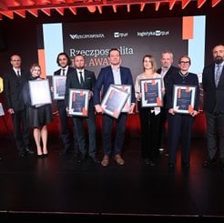 Nagrodzeni wraz z przedstawicielami redakcji. Od lewej: red. Paweł Czuryło, red. Robert Przybylski (