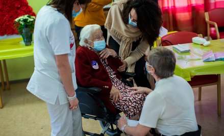 26 emerytów umiera po wizycie Mikołaja z koronawirusem