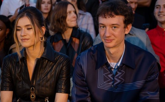 Frédéric Arnault podczas pokazu Louis Vuitton na paryskim moście Pont Neuf w czerwcu 2023 roku.