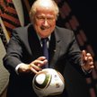 Sepp Blatter jako prezydent FIFA od 15 lat podpisuje umowy wartości wielu milionów euro. On wie, jak