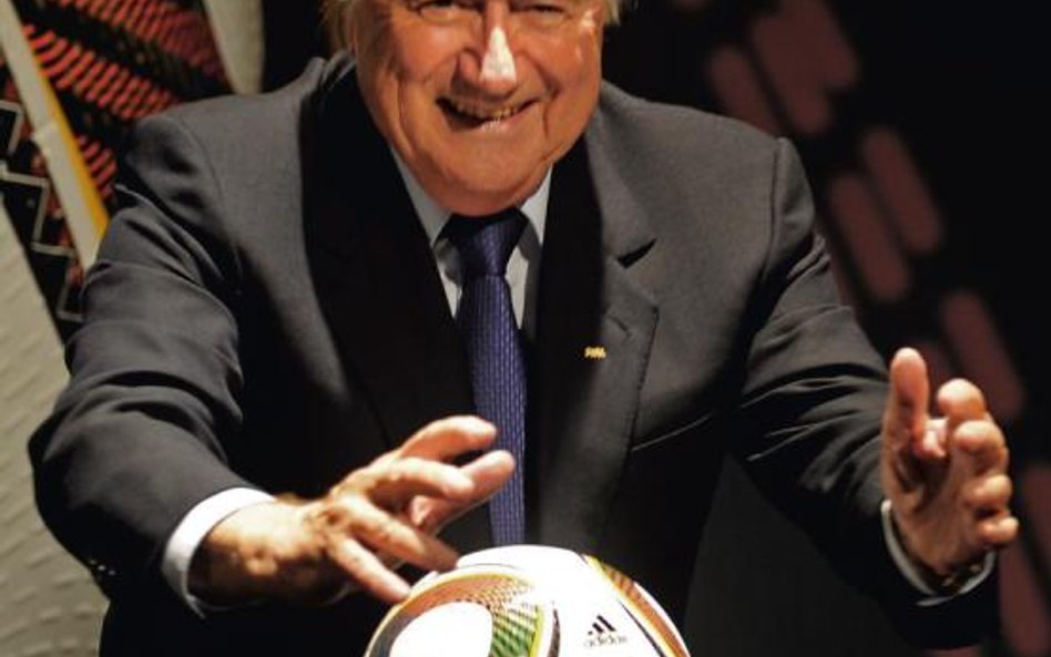 Sepp Blatter jako prezydent FIFA od 15 lat podpisuje umowy wartości wielu milionów euro. On wie, jak