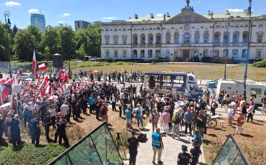 Manifestacje przed budynkiem Sądu Najwyższego w dniu posiedzenia w sprawie ważności wyborów prezyden