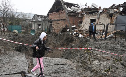 Krater po uderzeniu rakietowym we wsi niedaleko Lwowa na zachodniej Ukrainie