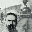 Początek XX wieku, pociąg wjeżdża na jedną z rosyjskich stacji i Józef Piłsudski z okresu strzelecki