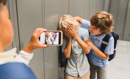 Przemocy rówieśniczej doświadcza więcej niż co drugi uczeń