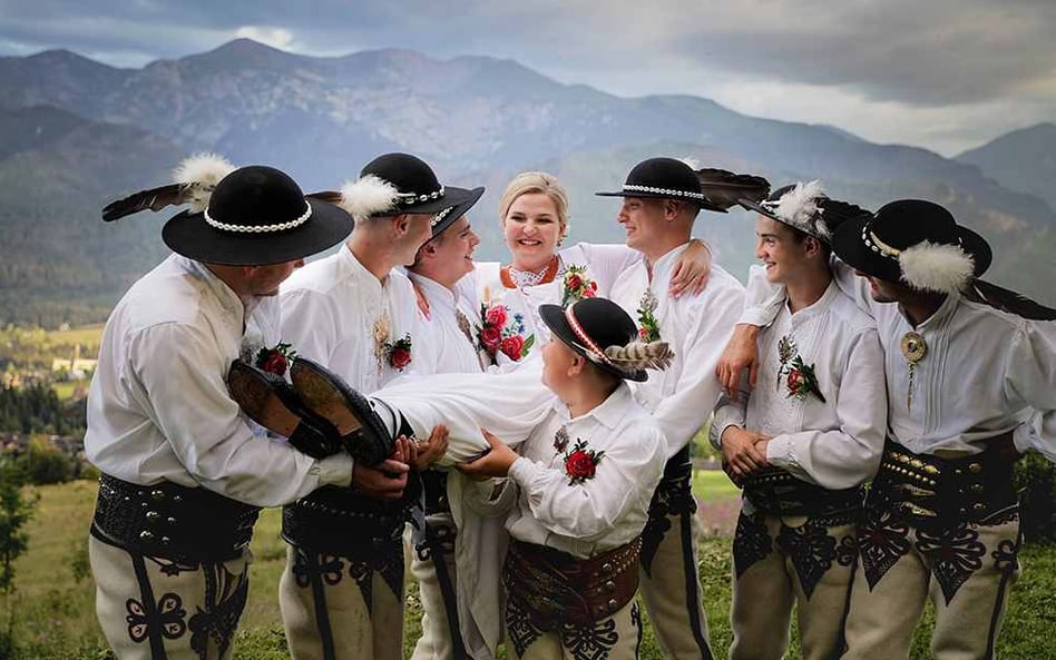 Góralski ślub Bogusławy Staszel. Wyszywany gorset, kierpce, sukienne ,,portki", parzenice, spinki...