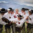 Góralski ślub Bogusławy Staszel. Wyszywany gorset, kierpce, sukienne ,,portki", parzenice, spinki...