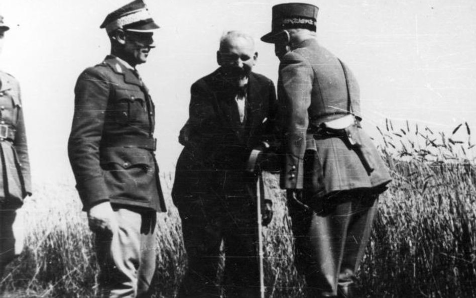 Polscy dyplomaci pod przewodnictwem Aleksandra Ładosia (w środku) mogli zorganizować fałszywe dokume