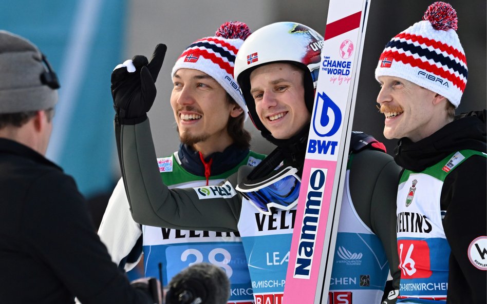 Halvor Egner Granerud (w środku) w towarzystwie rodaków Johanna Andre Forfanga (z lewej) i Roberta J